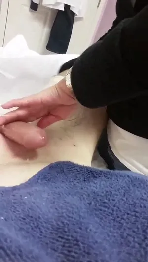 섬세하게 봐주는 왁싱샵 여사장님.